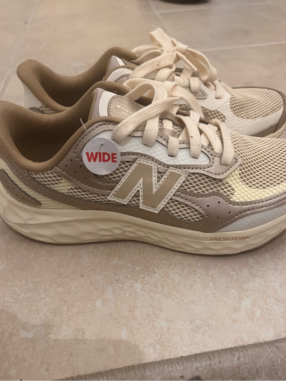 New Balance women’s WIDE Arishi fresh foam Beige/Tan Fresh Sneakers
